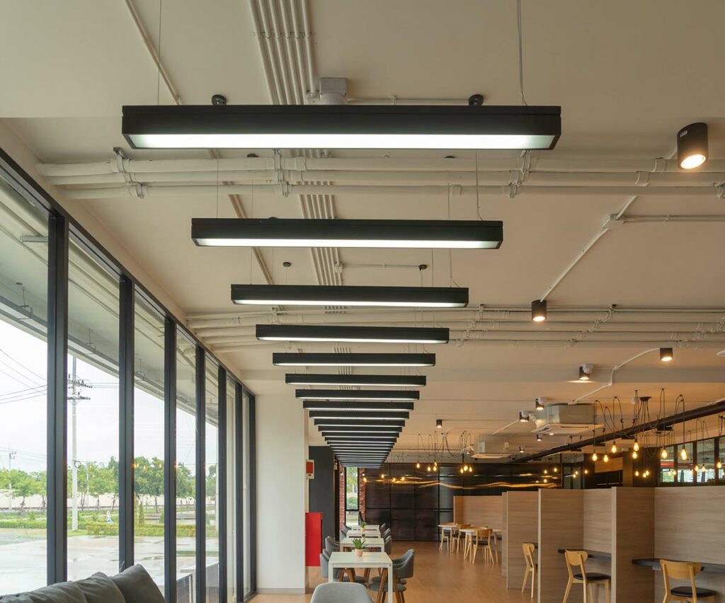 Luminaria LED innovadora para interior de cafetería, estilo contemporáneo, ideal para espacios cálidos y funcionales