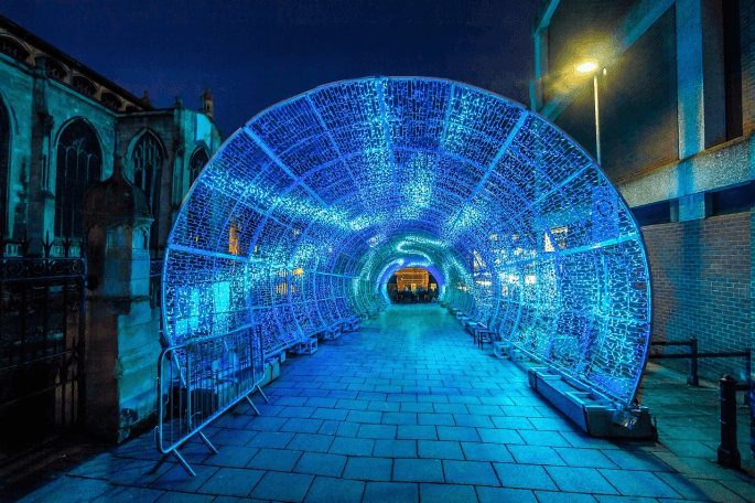 Túnel urbano, luces LED azules, experiencia inmersiva, ideal para ambientaciones modernas y espacios interactivos