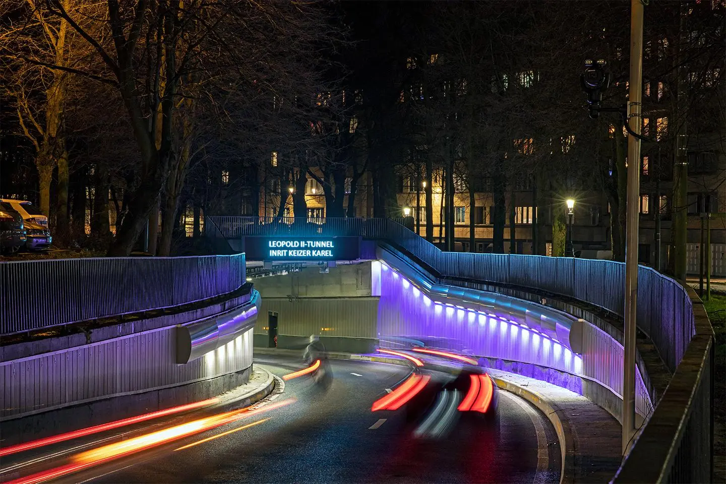 Túnel iluminado con luces LED, diseño moderno de iluminación en espacios urbanos, tecnología visual para entornos impactantes y personalizados.