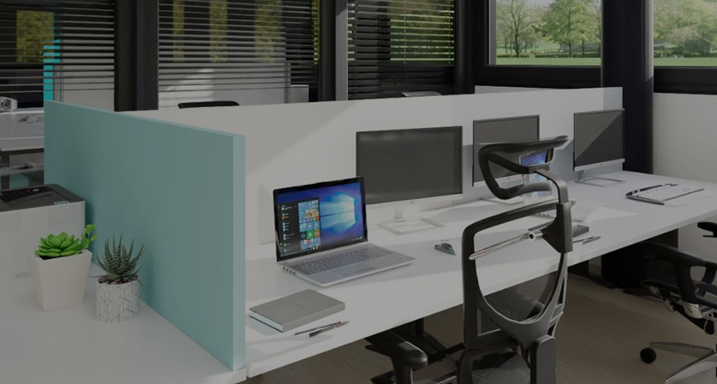 Oficina moderna iluminada con luces LED blancas, espacio de trabajo minimalista con escritorios, monitores y sillas, ideal para entornos corporativos creativos y tecnológicos
